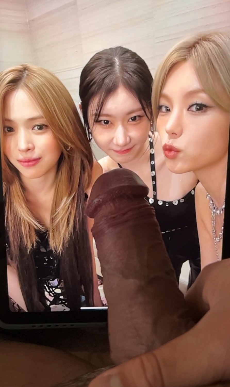 IjTXV5ka Korean sluts Itzy cocked 05.jpg